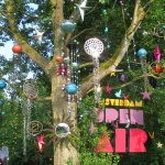 AOA 2016 01 2016 Decoreren van een boom op Amsterdam Open Air festival